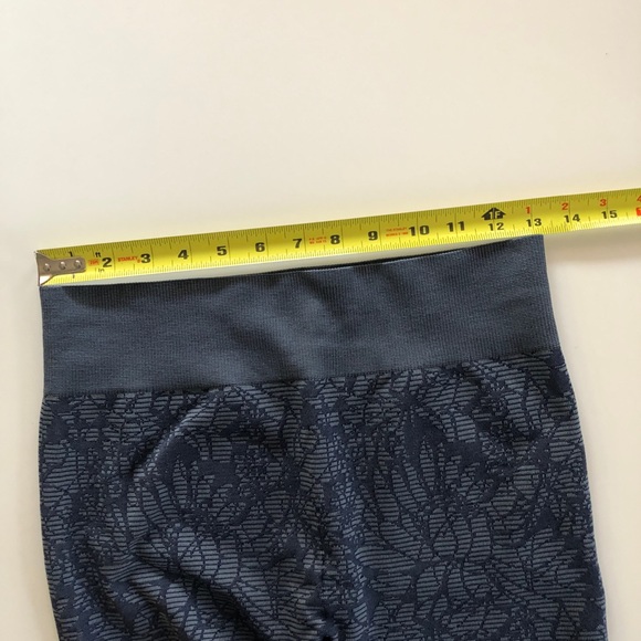 Fabletics Navy Blue Floral Seamless Capri Leggings - Picture 5 of 7